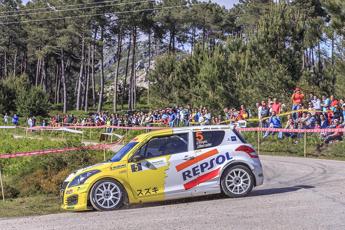 Vinyes-Mercader (Suzuki Swift S1600) en el podio absoluto del Rías Baixas 2014.