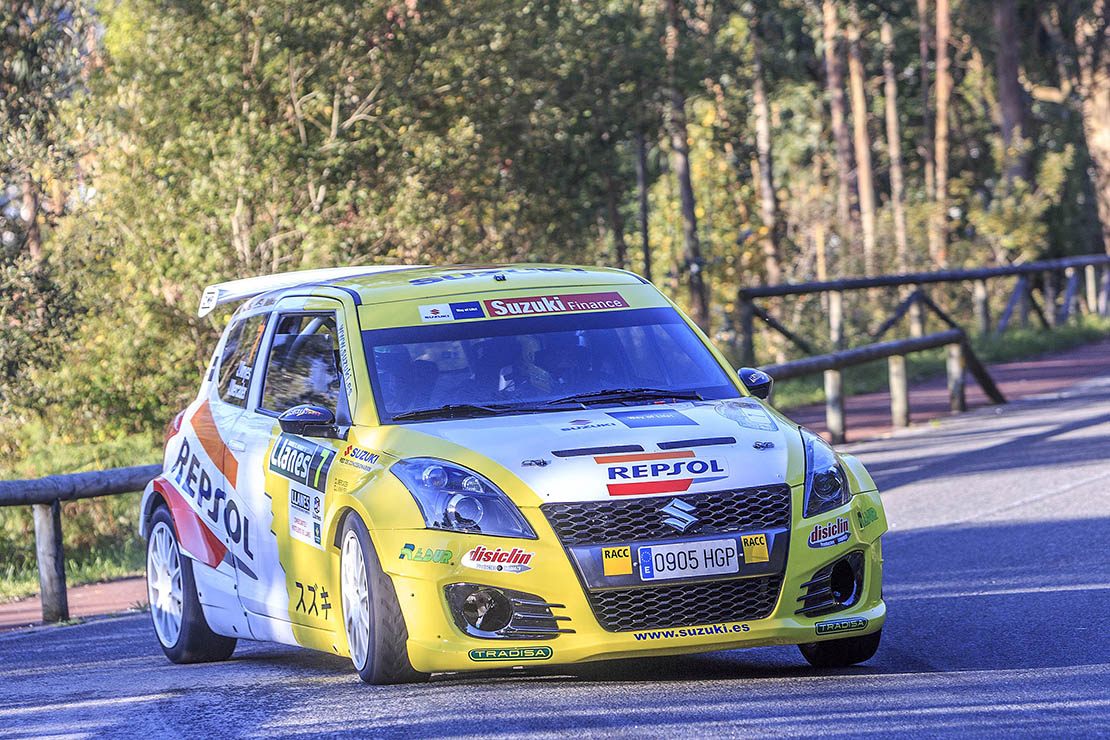 Vinyes-Mercader (Suzuki Swift S1600) en el podio absoluto del 38 Rally de Llanes.