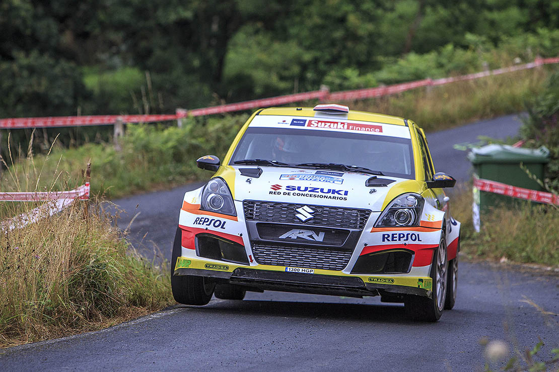 Joan Vinyes-Jordi Mercader i Suzuki a l’esglaó més alt del podi de la N5, a Ferrol