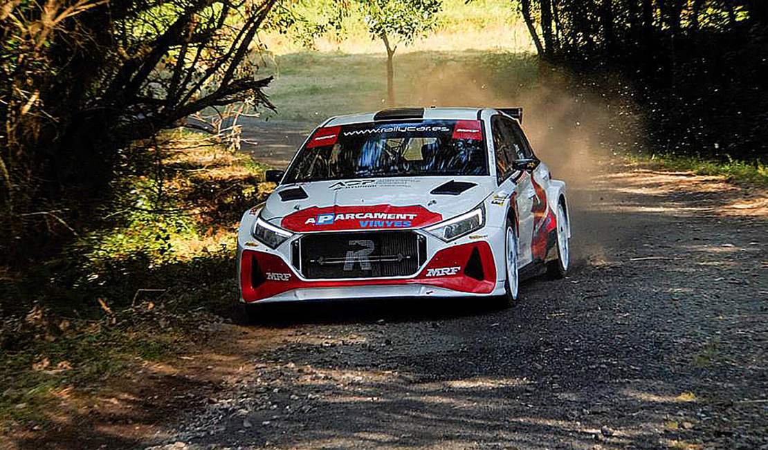 Joan Vinyes-Jordi Mercader competiran al volant del Hyundai i20 sobre asfalt.